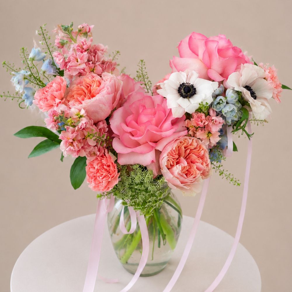 Luxury flower arrangement in a glass vase with fresh premium blooms handcrafted by Floral Savour in Orlando