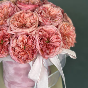 Hat box of Pink Garden Roses