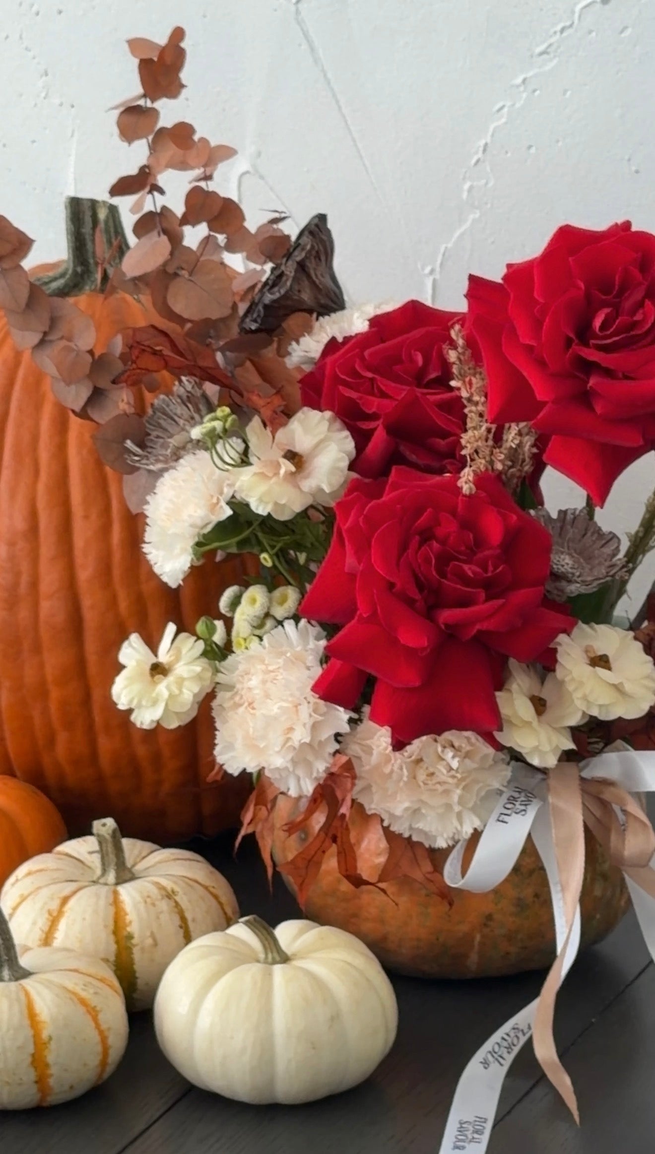 Elegant Thanksgiving floral centerpiece with seasonal flowers in warm autumn tones, handcrafted by Floral Savour for Thanksgiving celebrations and table décor in Orlando.