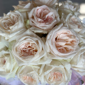 Hat box of Roses White Ohara