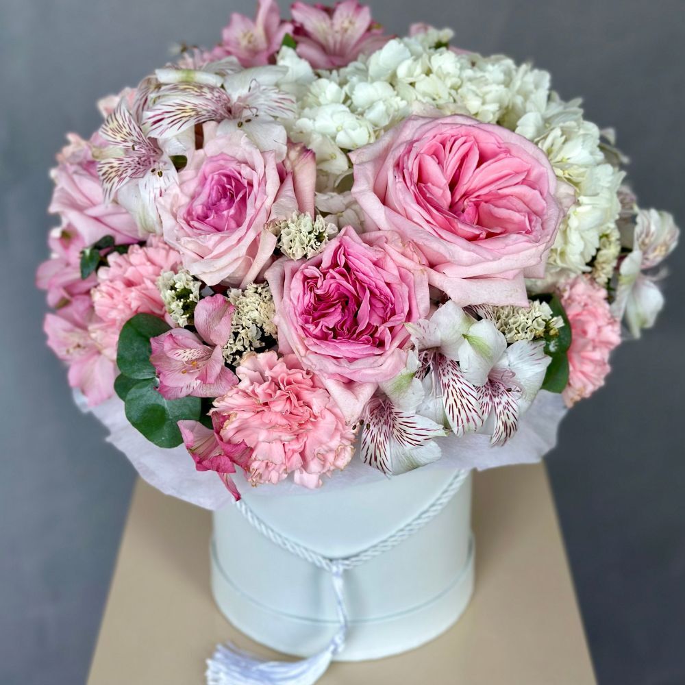 Hat Box "Whispering Petals"