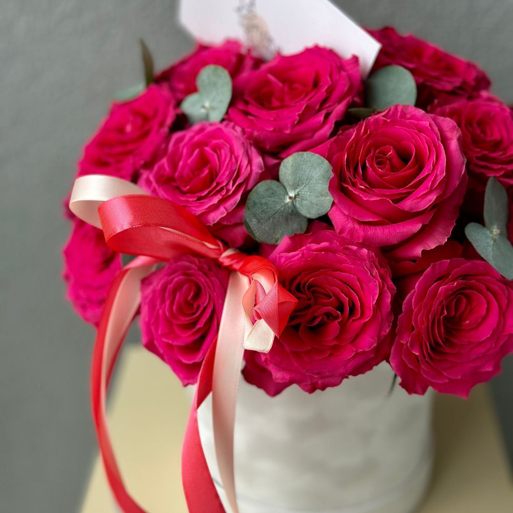 Hat box of Hot Pink Roses
