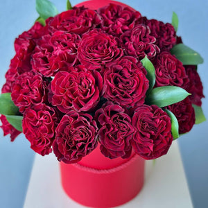 Hat box of Red Garden Roses