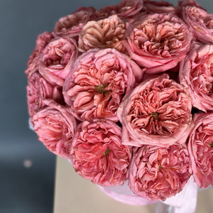 Hat box of Pink Garden Roses