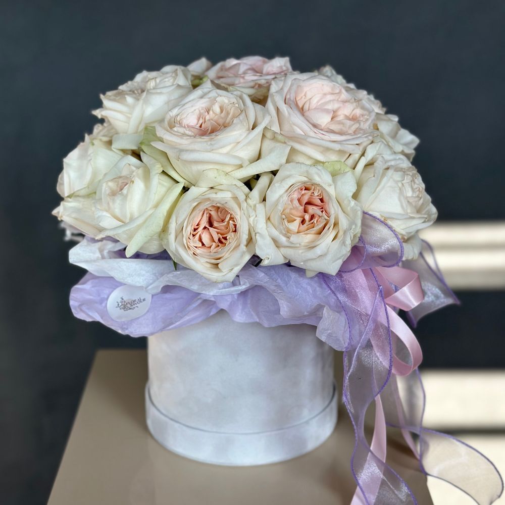 Hat box of Roses White Ohara