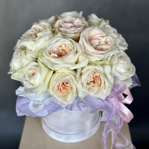 Hat box of Roses White Ohara