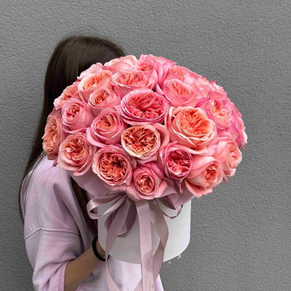 Hat box of Pink Garden Roses