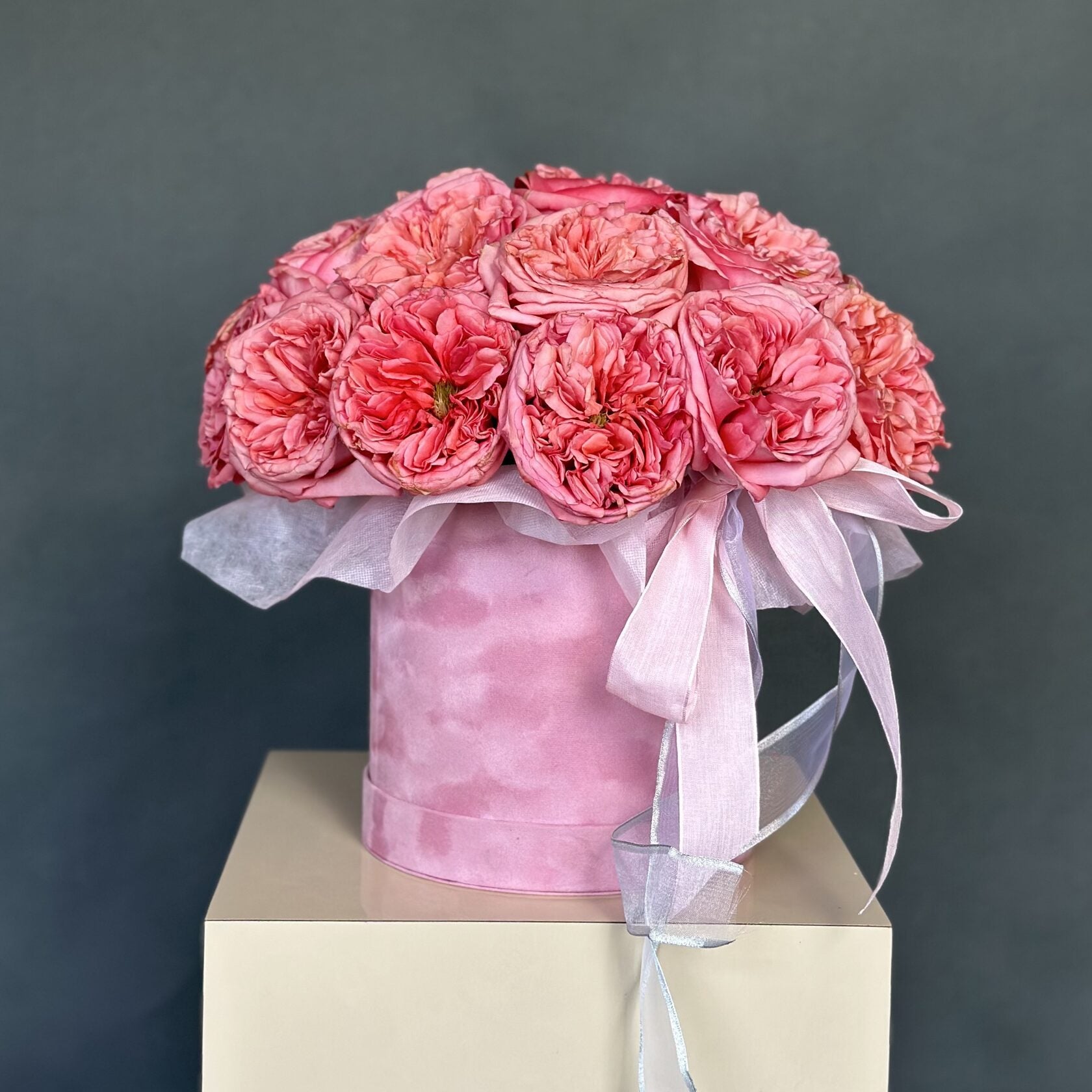 Hat box of Pink Garden Roses
