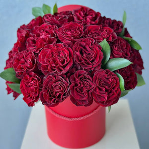 Hat box of Red Garden Roses