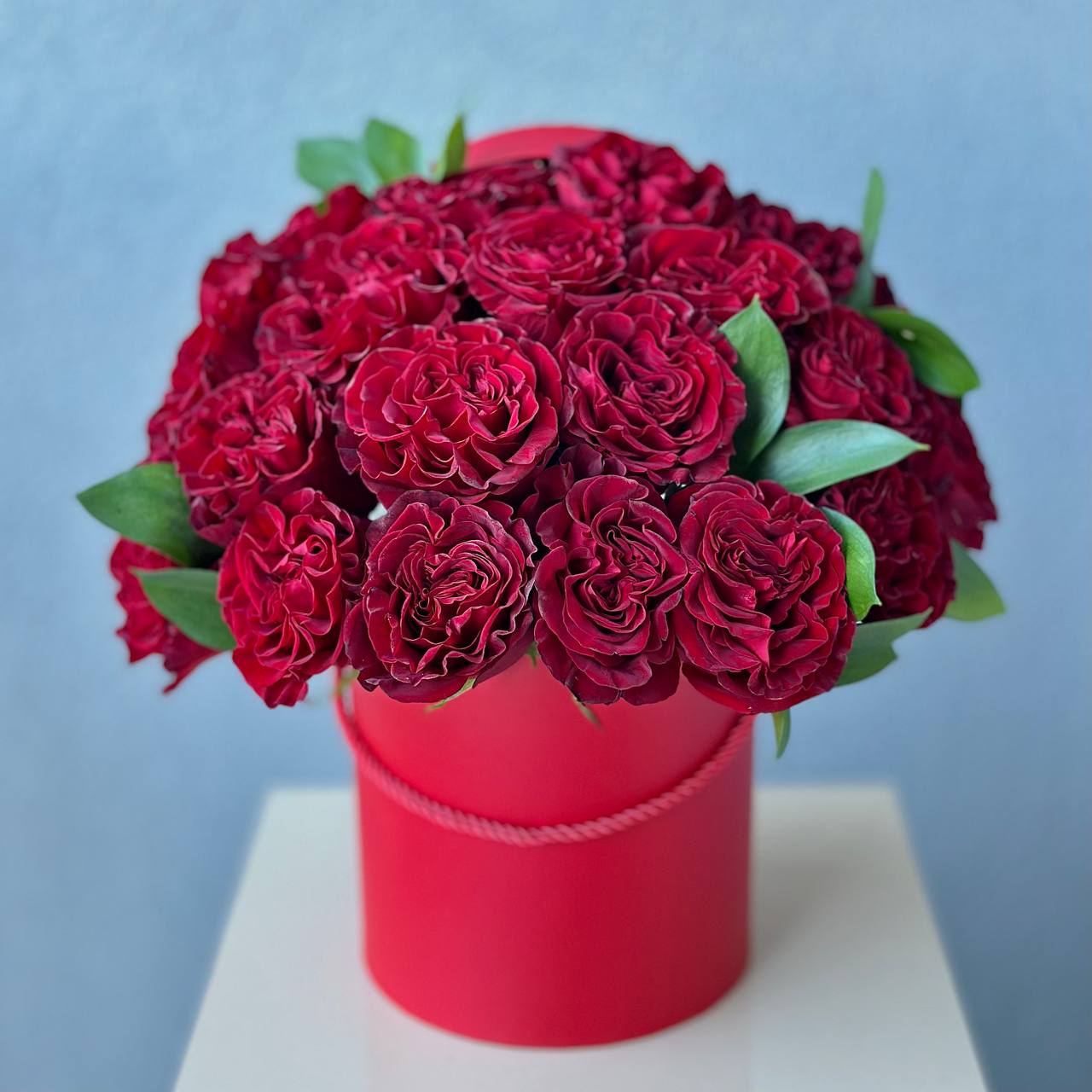 Hat box of Red Garden Roses