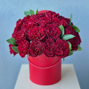 Hat box of Red Garden Roses